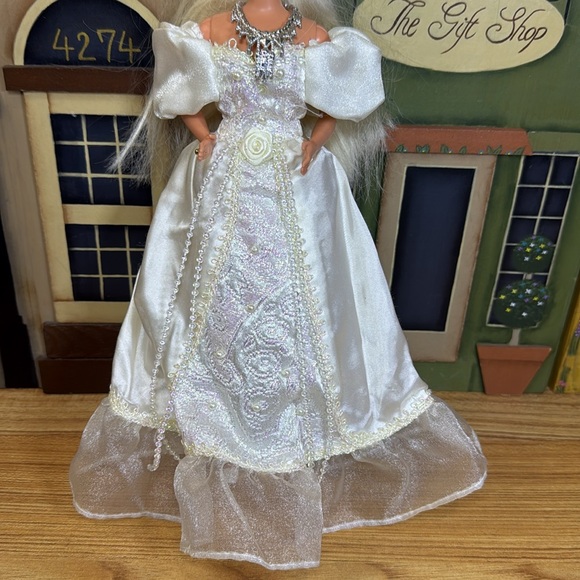 Vintage 1976 Princess Barbie White Glittery Gown - Picture 5 of 12
